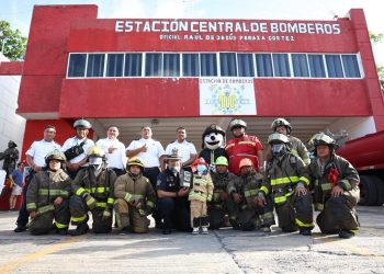 El Heroico Cuerpo de Bomberos, cumplió el sueño del pequeño Israel Domínguez Cetina, al convertirse en “bombero por un día”