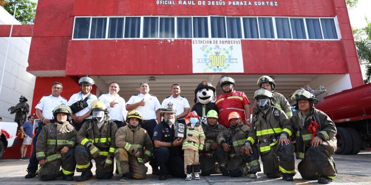 El Heroico Cuerpo de Bomberos, cumplió el sueño del pequeño Israel Domínguez Cetina, al convertirse en “bombero por un día”