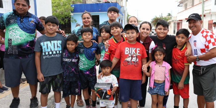 Ana Paty Peralta, realizó recorridos de supervisión en las Supermanzanas 235 y 518 de Cancún