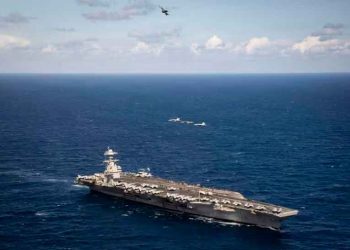 destructores de Estados Unidos cruzando el estrecho de Ormuz bajo ataque
