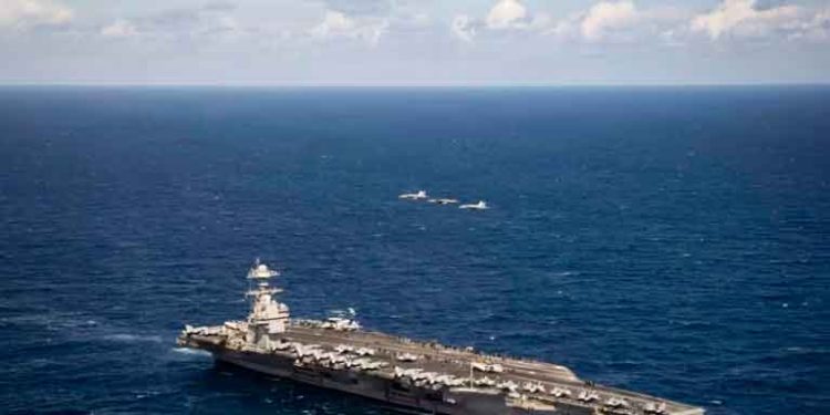 destructores de Estados Unidos cruzando el estrecho de Ormuz bajo ataque