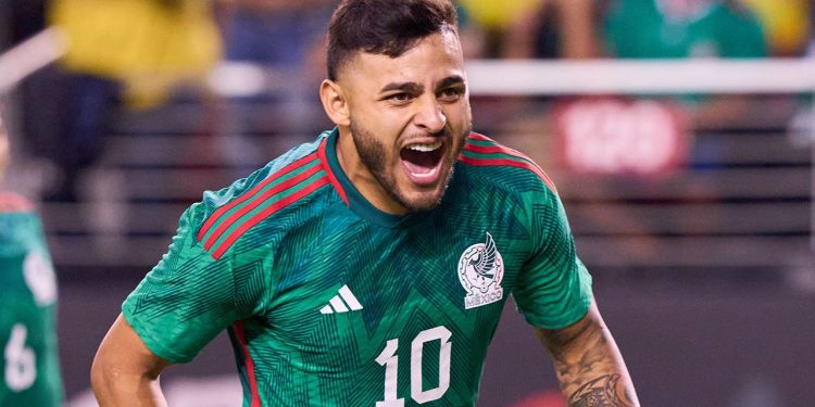Alexis Vega entrenando con la Selección Mexicana previo al Mundial 2026