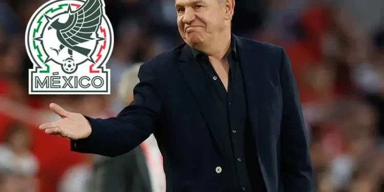 Javier Aguirre durante un entrenamiento de la Selección Mexicana previo al partido contra Sudáfrica en el Mundial 2026.