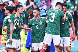 Banderas de México y Sudáfrica colocadas afuera del Estadio Ciudad de México previo al partido inaugural del Mundial 2026.