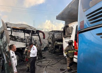 Voraz incendio destruye cinco autobuses en encierro de Del Valle en Cancún