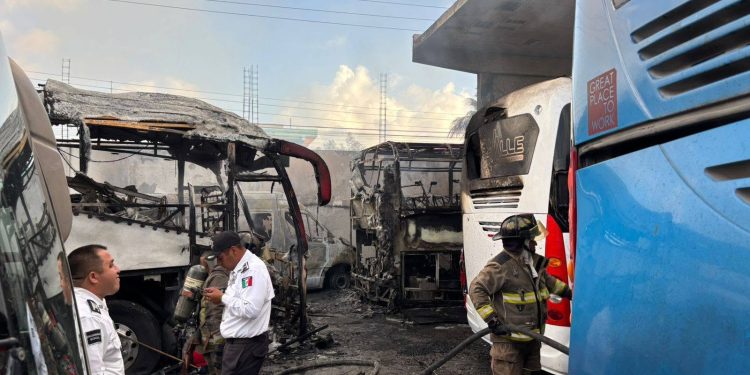 Voraz incendio destruye cinco autobuses en encierro de Del Valle en Cancún