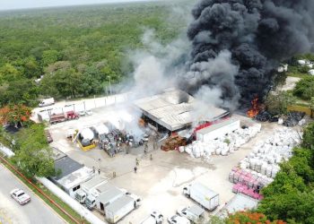 Se incendia almacén de materiales y aceites a la altura de Colonia Tres Reyes en Cancún