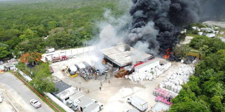Se incendia almacén de materiales y aceites a la altura de Colonia Tres Reyes en Cancún