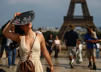Trabajadores reparan la red eléctrica tras el apagón provocado por la ola de calor en Francia