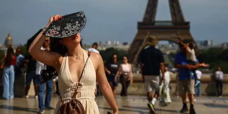 Trabajadores reparan la red eléctrica tras el apagón provocado por la ola de calor en Francia