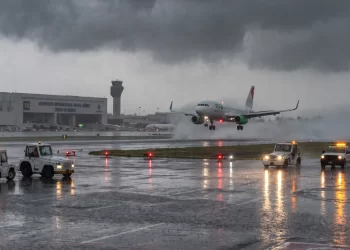 Restricción en operaciones del AICM por lluvias en CDMX