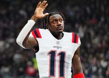 A.J. Brown durante su presentación oficial con los New England Patriots en la NFL 2026