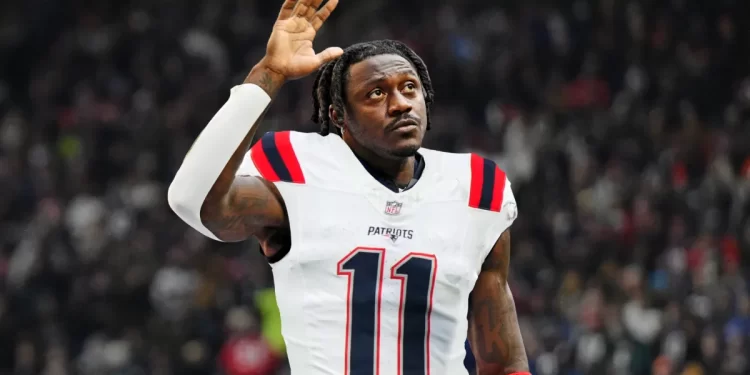 A.J. Brown durante su presentación oficial con los New England Patriots en la NFL 2026