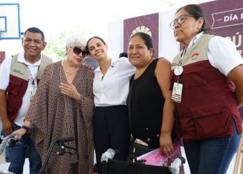 Ana Paty Peralta atiende directamente a ciudadanos durante el Dia del Pueblo en Cancun