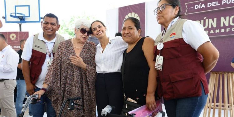 Ana Paty Peralta atiende directamente a ciudadanos durante el Dia del Pueblo en Cancun