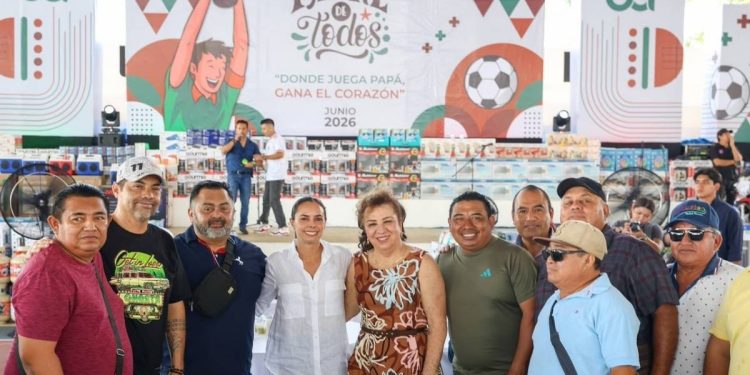 Ana Paty Peralta celebra a mas de 2 mil 300 padres trabajadores del Ayuntamiento de Benito Juarez