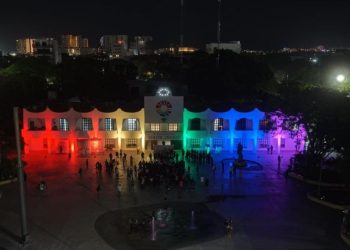 Ana Paty Peralta inaugura actividades del Mes del Orgullo LGBTIQ en Cancun con iluminacion del Palacio Municipal