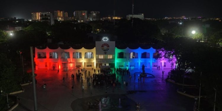 Ana Paty Peralta inaugura actividades del Mes del Orgullo LGBTIQ en Cancun con iluminacion del Palacio Municipal