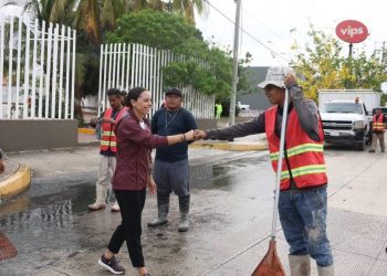 Ana Paty Peralta supervisa trabajos para prevenir encharcamientos tras lluvias en Cancun