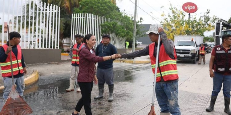 Ana Paty Peralta supervisa trabajos para prevenir encharcamientos tras lluvias en Cancun