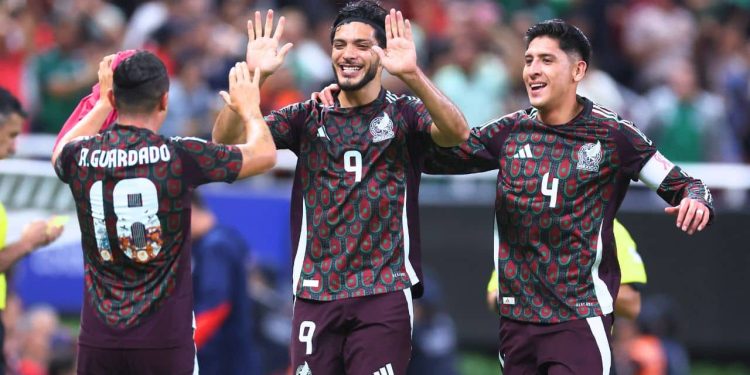 Javier Aguirre dirige entrenamiento de México previo al partido contra Sudáfrica en el Mundial 2026