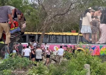 Autobus de Xcaret se sale de la carretera tras maniobra para evitar accidente turistas reciben atencion medica