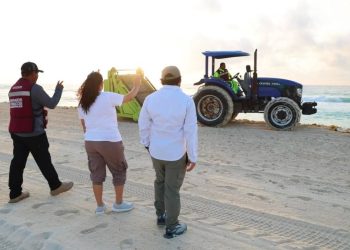 Ayuntamiento de BJ refuerza limpieza de playas publicas de Cancun ante temporada de sargazo