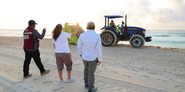 Ayuntamiento de BJ refuerza limpieza de playas publicas de Cancun ante temporada de sargazo
