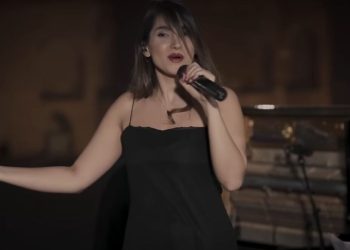 Cantante es condenada a 74 latigazos en Irán por ofrecer concierto virtual sin velo