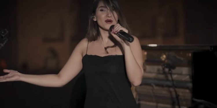Cantante es condenada a 74 latigazos en Irán por ofrecer concierto virtual sin velo