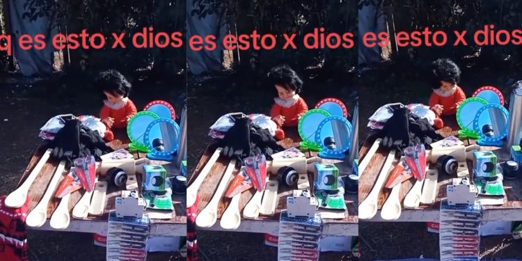 Captan muñeca moviéndose sola y sonriendo de manera perturbadora en un tianguis