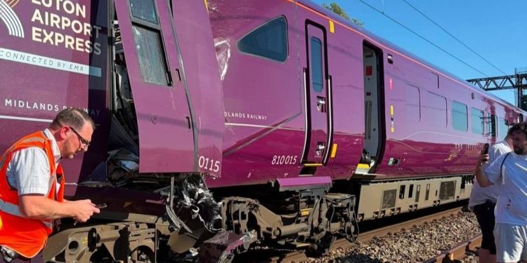 Choque de trenes en Inglaterra deja al menos 89 personas heridas