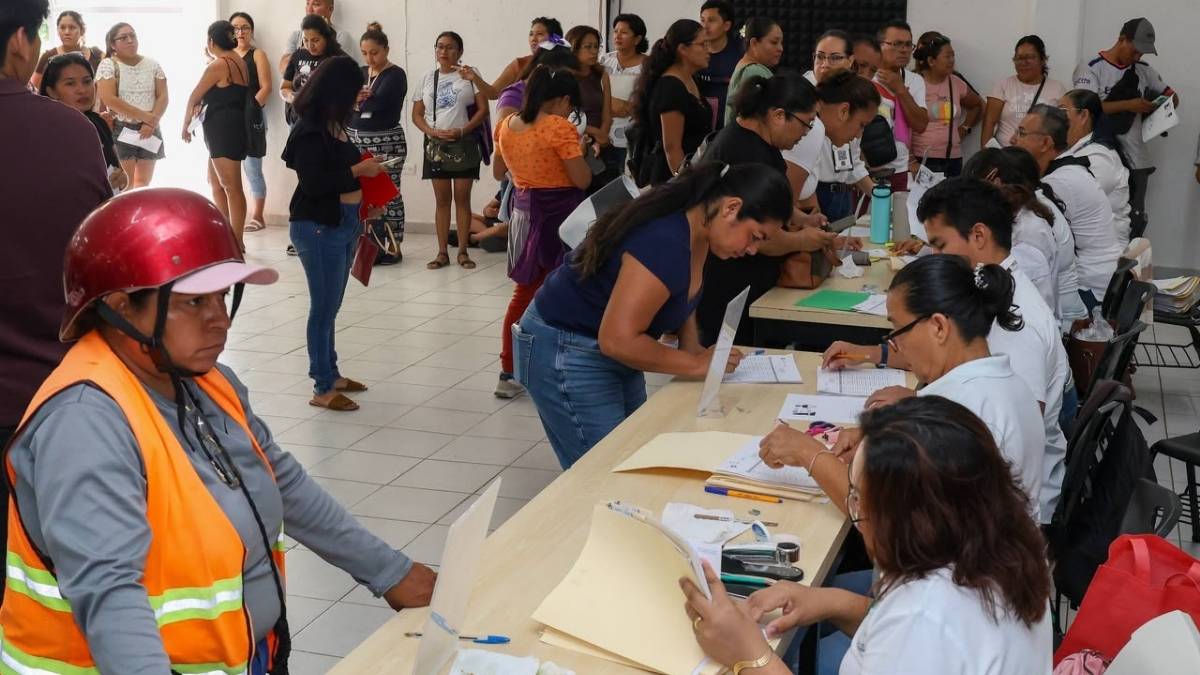 Cuantas becas entrego el programa Educacion para Transformar