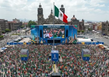 Pantalla gigante instalada en el Zócalo de la Ciudad de México para eventos relacionados con el Mundial 2026.