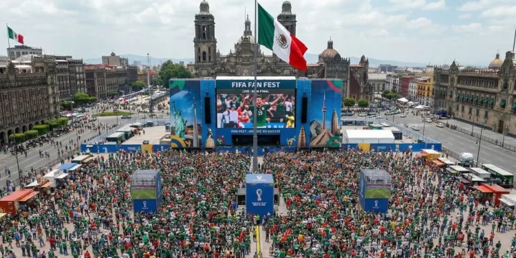 Pantalla gigante instalada en el Zócalo de la Ciudad de México para eventos relacionados con el Mundial 2026.