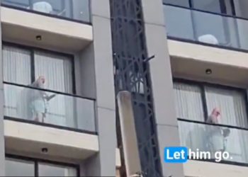 Hombre es captado abusando de un niño en un balcón en Colombia