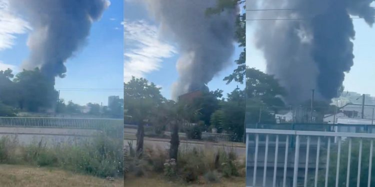 Incendio consume almacén en Vignes, Bobigni, Francia