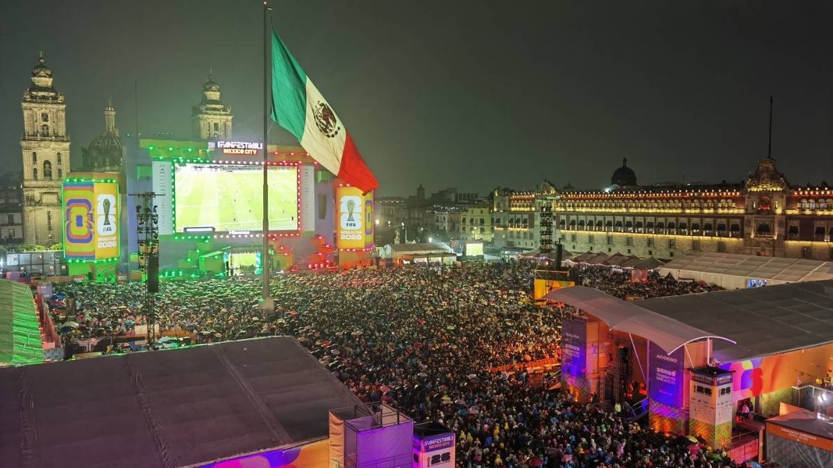 Lluvia mariachi y orgullo en el angel de la Independencia tras el triunfo de Mexico