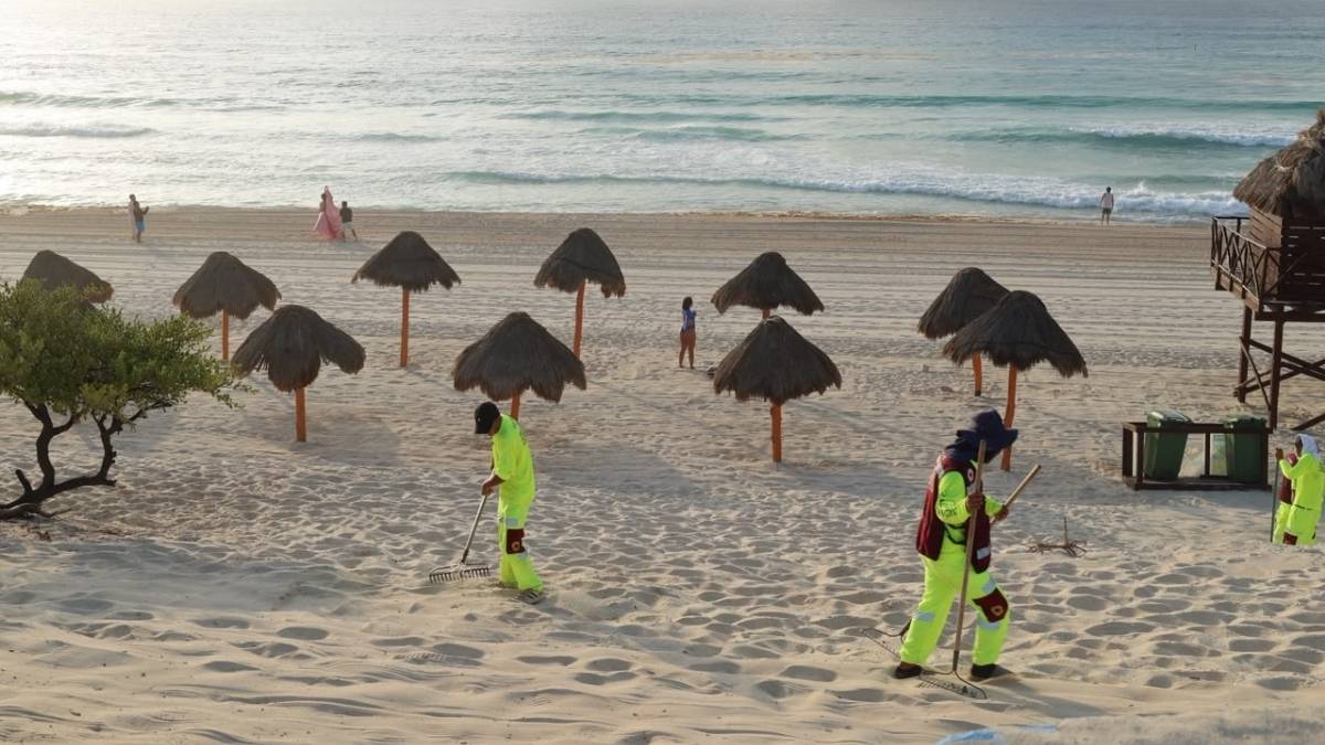Mas de 200 trabajadores participan diariamente en el mantenimiento de playas publicas de Cancun