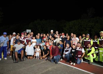 Ana Paty Peralta, entregó nuevas luminarias en la Colonia Vista Real II de Cancún