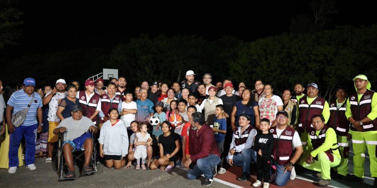 Ana Paty Peralta, entregó nuevas luminarias en la Colonia Vista Real II de Cancún