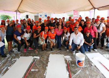 Ana Paty Peralta, encabezó el taller “Mujeres Impermeabilizadoras”