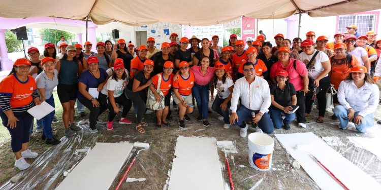 Ana Paty Peralta, encabezó el taller “Mujeres Impermeabilizadoras”