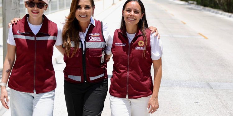 Ana Paty Peralta, y la Gobernadora, Mara Lezama, entregaron de forma simbólica diferentes trabajos de reconstrucción en la calle 82, en las inmediaciones de la Universidad del Caribe