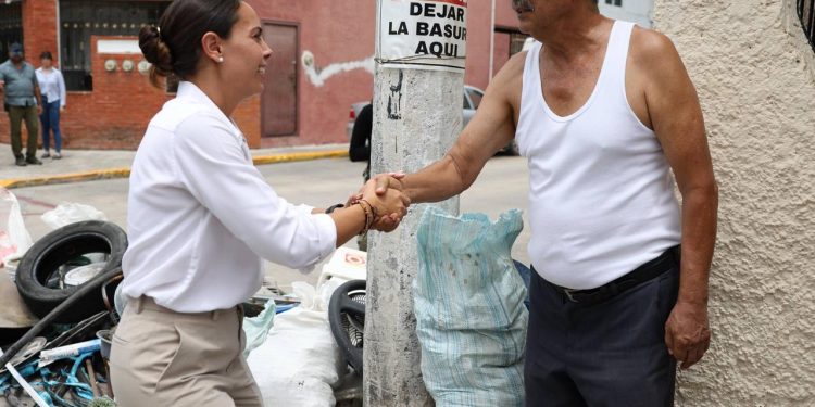 Ana Paty Peralta, supervisó la recolección de cacharros en la Supermanzana 26