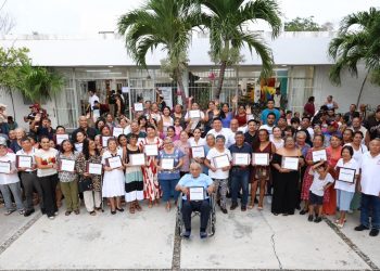 Ana Paty Peralta, entregó reconocimientos a 30 familias fundadoras de la antigua Colonia Puerto Juárez