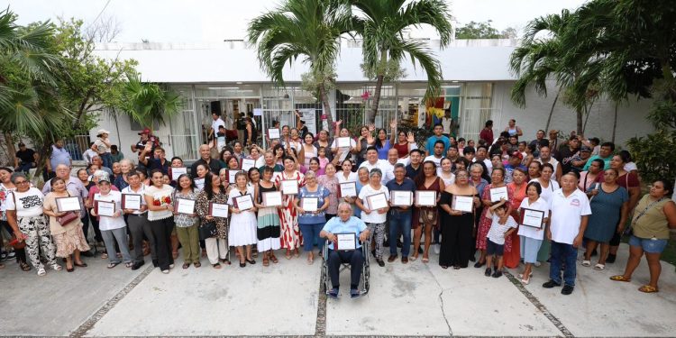 Ana Paty Peralta, entregó reconocimientos a 30 familias fundadoras de la antigua Colonia Puerto Juárez