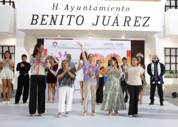 Ana Paty Peralta encabeza encendido de la fachada del Palacio Municipal con los colores de la bandera de la comunidad LGBTIQ+.