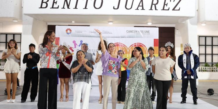 Ana Paty Peralta encabeza encendido de la fachada del Palacio Municipal con los colores de la bandera de la comunidad LGBTIQ+.