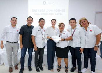 Ana Paty Peralta reconoce a colaboradores con más de 30 años de servicio
